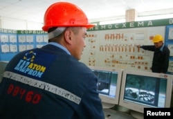 Staf Kazatomprom bekerja di ruang kontrol tambang uranium PV-19 East Mynkuduk di Kazakhstan selatan, 11 Mei 2006. (Foto: Reuters)