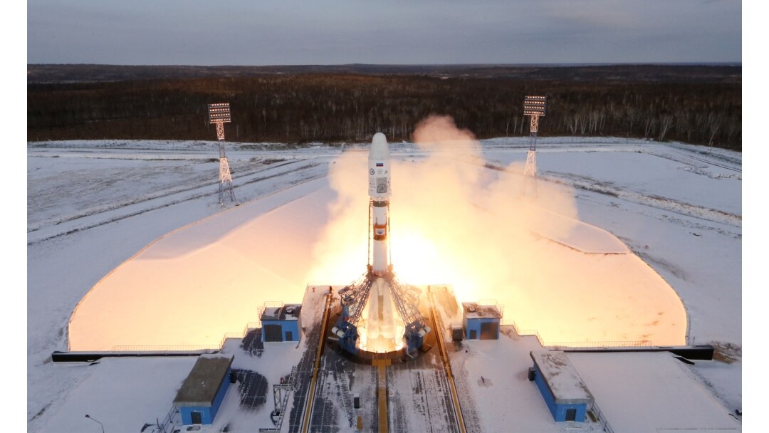 Pesawat ruang angkasa Soyuz-2 dengan satelit Meteor-M dan 18 satelit kecil tambahan diluncurkan dari kosmodrom baru Rusia, Vostochny, dekat kota Tsiolkovsky di wilayah Amur, Rusia, 28 November 2017. (Foto: dok).