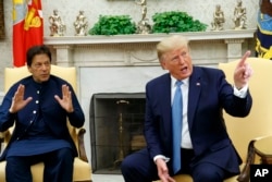 Presiden Donald Trump (kanan) bersama Perdana Menteri Pakistan Imran Khan di Kantor Oval Gedung Putih, di Washington, D.C., 22 Juli 2019.