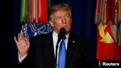 美国总统川普在维吉尼亚州麦耶堡对全国发表电视讲话，阐述他的阿富汗新战略。（2017年8月21日）