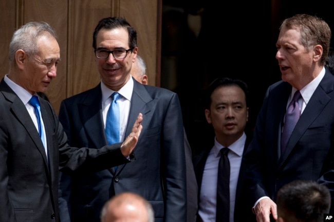 U.S. Treasury Secretary Steve Mnuchin, second from left, and U.S. Trade Representative Robert Lighthizer, right, speak with Chinese Vice Premier Liu He, left, as he departs the Office of the United States Trade Representative in Washington, May 10, 2019.