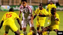 Les joueurs béninois, Chitou Charafm, à gauche, Corea Jaures, deuxieme à gauche et Seka.G.Noel tentent de stopper l’égyptien Ahmed Hossam, au centre, lors d’un match des éliminatoires de la Coupe du Monde de la FIFA au Caire, 04 septembre 2005. epa / KHAL