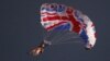 Penerjun Payung Berpakaian ala Ratu Elizabeth pada Pembukaan Olimpiade