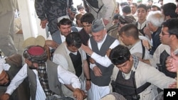 Le président Hamid karzai (centre) aux funérailles de Ahmad Wali Karzai, le 13 juillet 2011