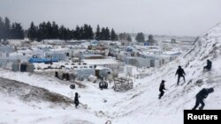 Kamp pengungsi Suriah di kota Zahle, lembah Bekaa, Lebanon (11/12). (Reuters/Mohamed Azakir)