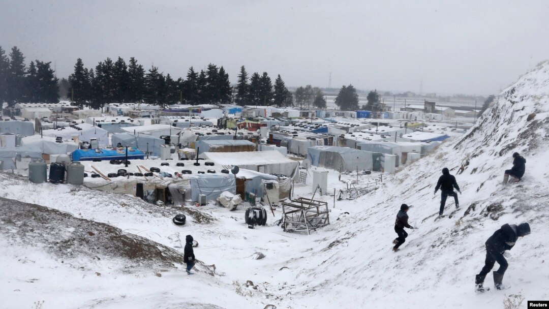 Pengungsi Suriah bermain salju di tengah badai salju di Kota Zahle, di Lembah Bekaa, 11 Desember 2013. (Foto:dok)