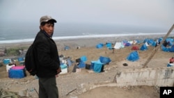 Sabino Huaman, quien perdió su trabajo de construcción durante la pandemia, regresa a la casa en la que ha estado viviendo, en un asentamiento de ocupantes ilegales en la cima de una colina en el barrio de Villa El Salvador, en Lima. Abril 22 de 2021.