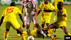 Les joueurs béninois, Chitou Charafm, à gauche, Corea Jaures, deuxieme à gauche et Seka.G.Noel tentent de stopper l’égyptien Ahmed Hossam, au centre, lors d’un match des éliminatoires de la Coupe du Monde de la FIFA au Caire, 04 septembre 2005. epa / KHAL