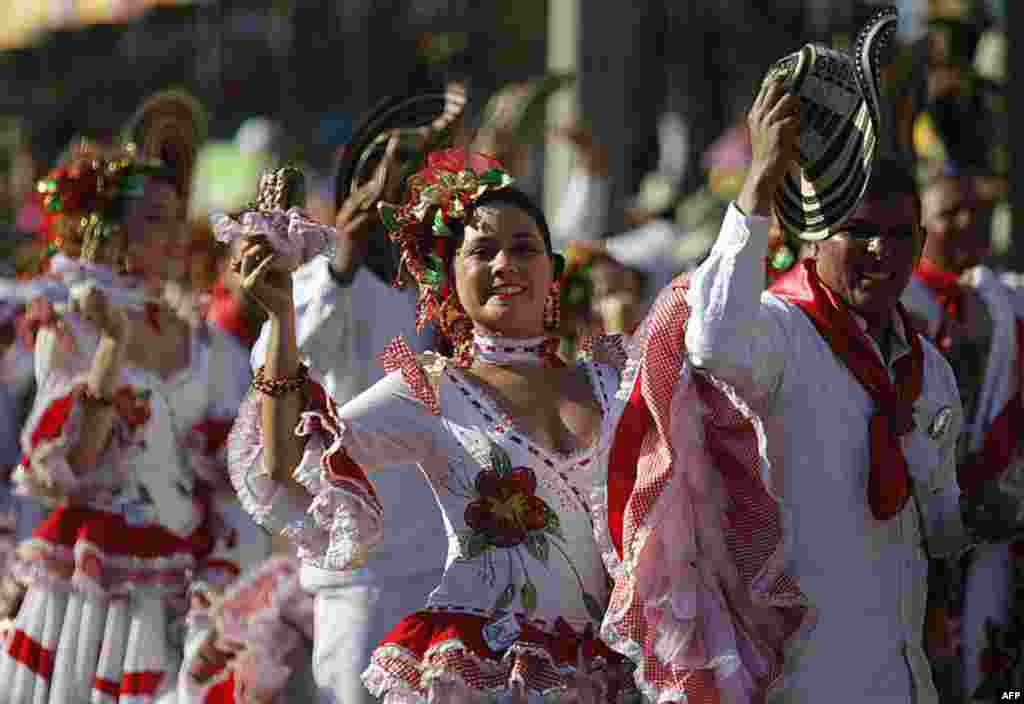 Các vũ công biểu diễn trong ngày Lễ Hội ở Barranquilla, Colombia, 19/2/12 (AP)