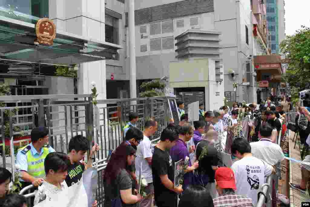 香港团体及政党中联办祭拜李旺阳“被自杀”二周年（美国之音图片/海彦拍摄）