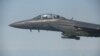На цьому фото, наданому Міністерством оборони Південної Кореї, винищувач F-15K летить з крилатою ракетою повітряного базування Taurus під час навчань біля західного узбережжя країни. Південна Корея, 13 вересня 2017 року. (Міноборони Південної Кореї через AP).