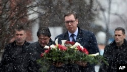 Predsednik Srbije Aleksandar Vučić polaže venac na mesto ubistva Olivera Ivanovića