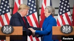 PM Inggris Theresa May dan Presiden AS Donald Trump menghadiri konferensi pers gabungan di London, Selasa (4/6).