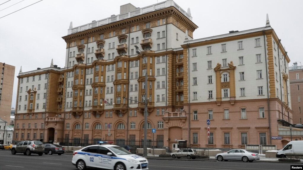 Здание американского посольства в Москве