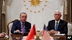 17일 터키를 방문한 마이크 펜스 미국 부통령(오른쪽)이 레제프 타이이프 에르도안 터키 대통령과 만났다.