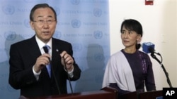 ကုလသမဂ္ဂအထွေအထွေအတွင်းရေးမှူးချုပ် Ban Ki Moon နဲ့ ဒေါ်အောင်ဆန်းစုကြည်တို့ ကုလရုံးချုပ်တွင် သတင်းစာရှင်းလင်းပွဲပြုလုပ်စဉ်