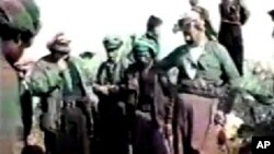 وێنه‌یه‌کی‌ فلیمێـکی دۆکۆمێنتی قاسم فارس غه‌فوری نیشان ده‌دات له‌گه‌ڵ ئه‌فسه‌رێـکی له‌شـکری عێراقی سه‌رده‌می ڕژێمی سه‌دام حسێن که‌ چۆن سه‌رپه‌رشتی هه‌وڵێـک ده‌که‌ن بۆ به‌ده‌سـتهێنانی زانیاری له‌ بریندارێـک