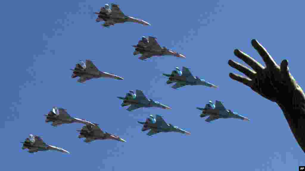 &nbsp;Des avions militaires russes survolent sur la Place Rouge pour marquée les 71 ans de victoire le 9 mai 2016.