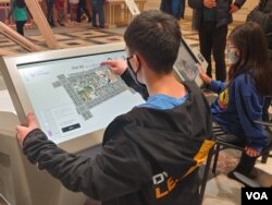 These children are working cooperatively to create their ideal town of the future with input from artificial intelligence. (Deborah Block/VOA)