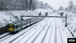 Salju yang menyelimuti kota Croydon, London selatan mengganggu transportasi kereta api di Inggris.