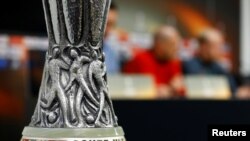 La coupe de l'Europa League, à Amsterdam, le 2 mai 2017.