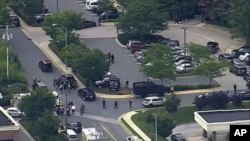 Quelques personnes évacuées du journal Capital Gazette après une fusillade à Annapolis, Maryland, 28 juin 2018. 