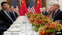 Presiden AS Donald Trump (kanan) dan pemimpin China Xi Jinping sepakat menunda tarif baru pada KTT G20 di Buenos Aires, Argentina, Sabtu (1/12).