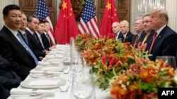 Presiden China Xi Jinping dan delegasi China (kiri) melakukan pembicaraan dengan Presiden Donald Trump dan delegasi AS di sela KTT G20 di Buenos Aires, 1 Desember 2018 lalu.