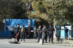 Polisi memperketat penjagaan di depan pintu masuk Universitas Kabul di Kabul, Afghanistan, 2 November 2020.