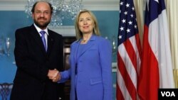 Sekretè deta Ameriken Hillary Rodham Clinton ak minis afè etranje chilyen an Alfredo Moreno (AP Photo/Jacquelyn Martin)