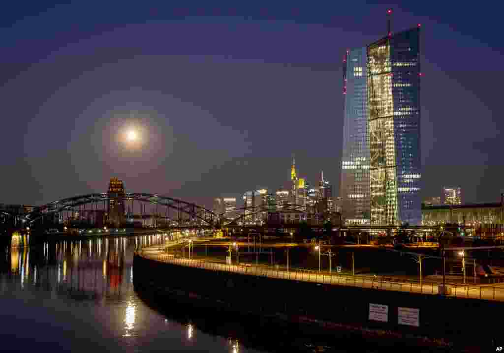 دورنمای ماه تقریبا کامل، پشت ساختمان&zwnj;های مرکز اقتصادی شهر فرانکفورت، آلمان