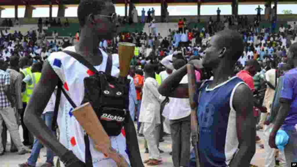 &lsquo;Yan sintiri da Mafarauta, rike da bindigogi sun taru kofar fadar Sarki a Maiduguri, 4 ga Satumba 2014.