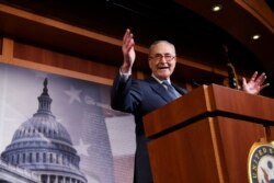 El líder de la minoría demócrata en el Senado, Chuck Schumer, habla durante una conferencia de prensa en el Capitolio en Washington el 5 de febrero de 2020.