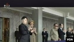 Mendiang Kim Jong-Il (ketiga dari kanan) dan putera bungsunya Kim Jong-un (kiri) menyaksikan parade militer di Pyongyang (9 September 2011).