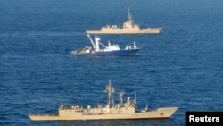 دو کشتی جنگی در اقیانوس هند.