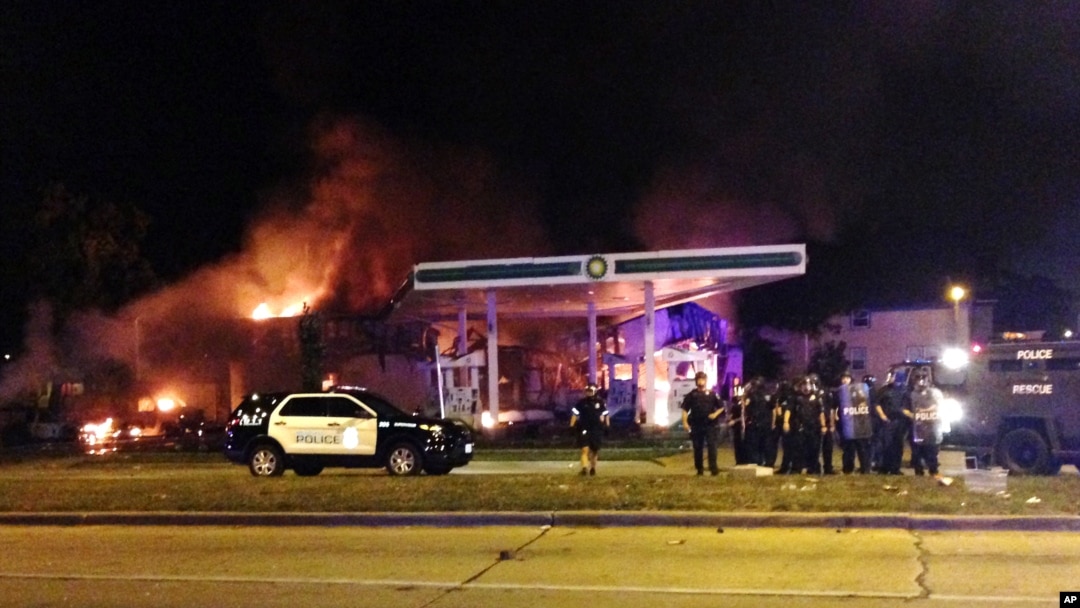 Protes warga kulit hitam yang disertai kerusuhan di Milwaukee, Wisconsin hari Sabtu (13/8) malam. 