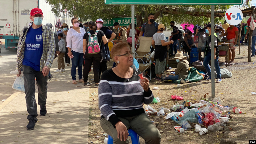 Adultos mayores y mujeres lactantes nicaragüenses también se encontraban entre las personas que se acercaron a los puestos de vacunación en Honduras.