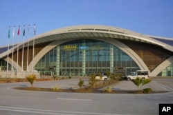 Bezbjednosne službe ispred ulaza u novi Međunarodni aerodrom Gvadar, fotografisano 10. januara 2025. (Foto: AP/Pakistan Airports Authority)