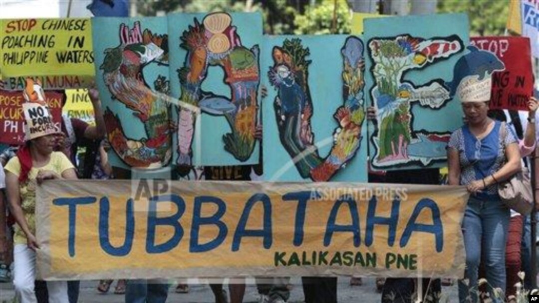 Para aktivis lingkungan melakukan unjuk rasa memrotes perusakan lingkungan di kawasan terumbu karang Tubbataha (foto: dok).