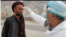 Contrôle des températures des voyageurs de retour d'Iran en Afghanistan le 17 mars 2020.