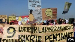 Aksi warga penyintas memperingati sembilan tahun semburan lumpur Lapindo (29/5). (VOA/Petrus Riski)