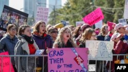 Sejumlah perempuan melakukan aksi demonstrasi di Grant Park pada 13 Oktober 2018 di Chicago, Illinois untuk menginspirasi partisipasi pemilih menjelang pemungutan suara paruh waktu di Amerika Serikat, sebagai ilustrasi. (Foto: AFP)