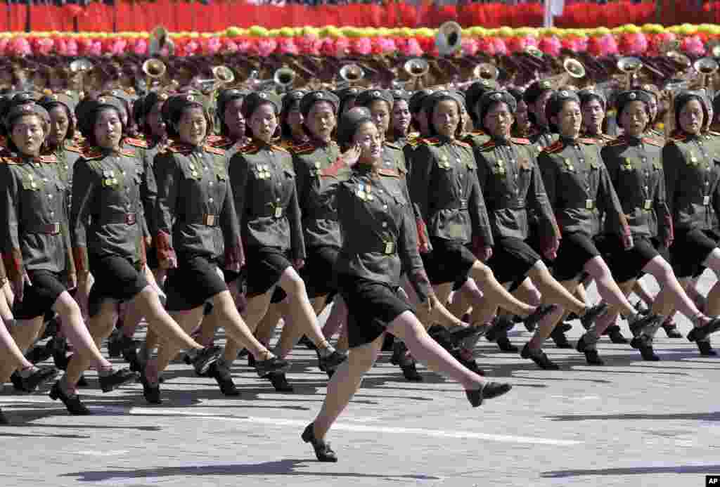 2018年9月9日，平壤庆祝朝鲜建国70周年的阅兵中，女兵走过。朝鲜阅兵包括人们熟悉的不少内容，包括军人走正步、坦克、榴弹发射器和各种导弹。但没有朝鲜所说的能够携带核弹头进入美国领土的洲际弹道导弹。 美国总统特朗普称之为&ldquo;一个重大和非常积极&rdquo;的表示。特朗普回应朝鲜对游行的评论说&ldquo;主题是和平与经济发展&rdquo;。总统引用他喜欢的福克斯新闻网的评论称&ldquo;专家认为，朝鲜没展示核导弹，向特朗普总统表明其对无核化的承诺。&rdquo;