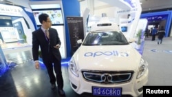 Un homme passe devant une voiture autonome Baidu Apollo exposée lors d'une exposition sur le transport intelligent à Hangzhou, dans la province du Zhejiang (Chine), le 21 décembre 2018.