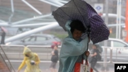 Angin yang dibawa oleh topan Dujuan saat melanda pusat kota Taipei, Taiwan (28/9).