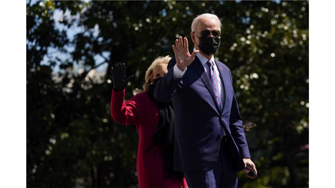 Presiden AS Joe Biden dan ibu negara Jill Biden melambai saat mereka meninggalkan Gedung Putih menuju Camp David, di Washington, AS pada 2 April 2021. (Foto: REUTERS/Erin Scott)