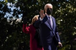 Presiden AS Joe Biden dan ibu negara Jill Biden melambai saat mereka meninggalkan Gedung Putih menuju Camp David, di Washington, AS pada 2 April 2021. (Foto: REUTERS/Erin Scott)