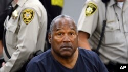 រូបភាព​ឯកសារ៖ លោក​ O.J. Simpson អង្គុយ​ក្នុង​សវនាការនៅតុលាការ Clark County រដ្ឋ Las Vegas។