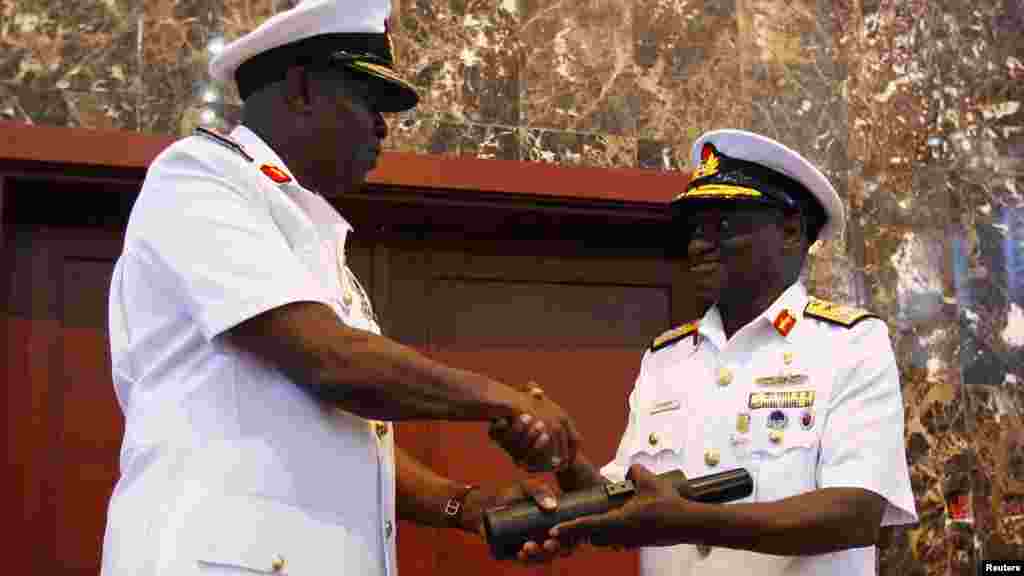 Sabon Hafsin sojojin ruwa, Rear Admiral Usman O. Jibrin a lokacin da yake karbar na’urar hangen nesa daga hannun Vice Admiral Dele Joseph Ezeoba, a lokacin bukin karbar shugabanci a shedkwartar Tsaron Kasa a birnin Abuja, Junairu 20, 2014.