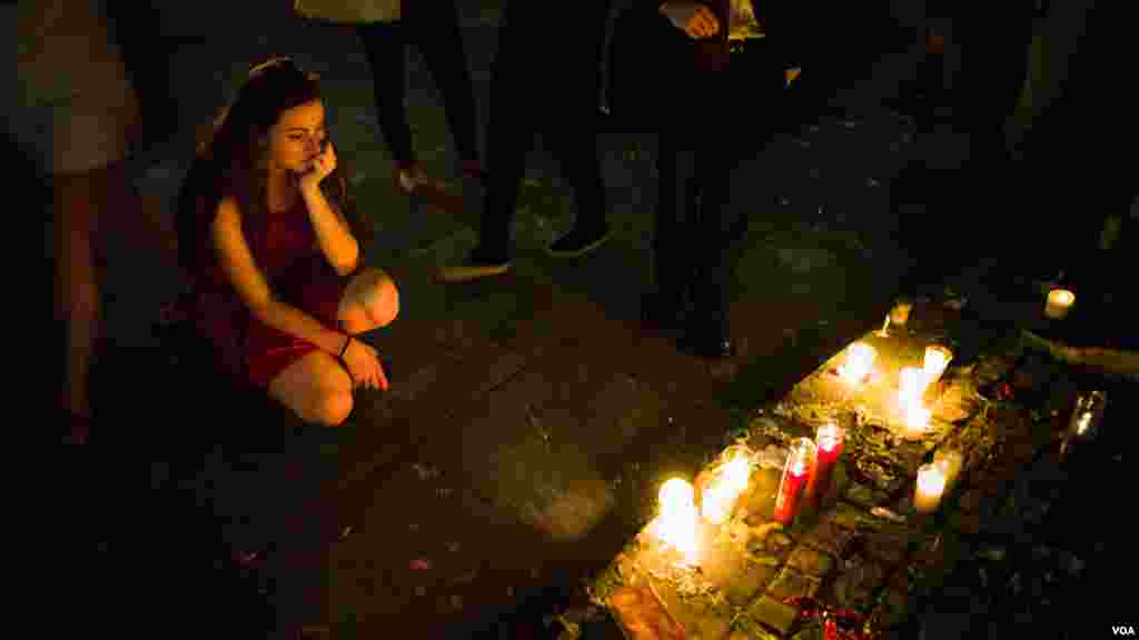 民众聚集在美国首都华盛顿为奥兰多枪击案的死难者举行烛光守夜仪式(美国之音常晓拍摄)